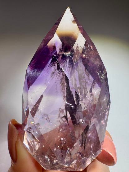 Exklusives Phantom-Amethyst-Ornament – facettiert, mit Regenbogen & Phantom 💜🌈 - 6.8cm