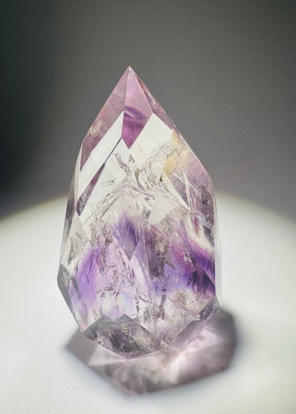 Wunderschönes Phantom-Amethyst Ornament – facettiert, mit Regenbogen & Phantom 💜🌈  - 6.3cm
