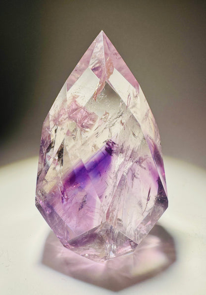 Wunderschönes Phantom-Amethyst Ornament – facettiert, mit Regenbogen & Phantom 💜🌈  - 6.3cm