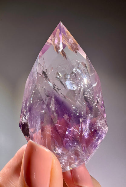 Wunderschönes Phantom-Amethyst Ornament – facettiert, mit Regenbogen & Phantom 💜🌈  - 6.3cm