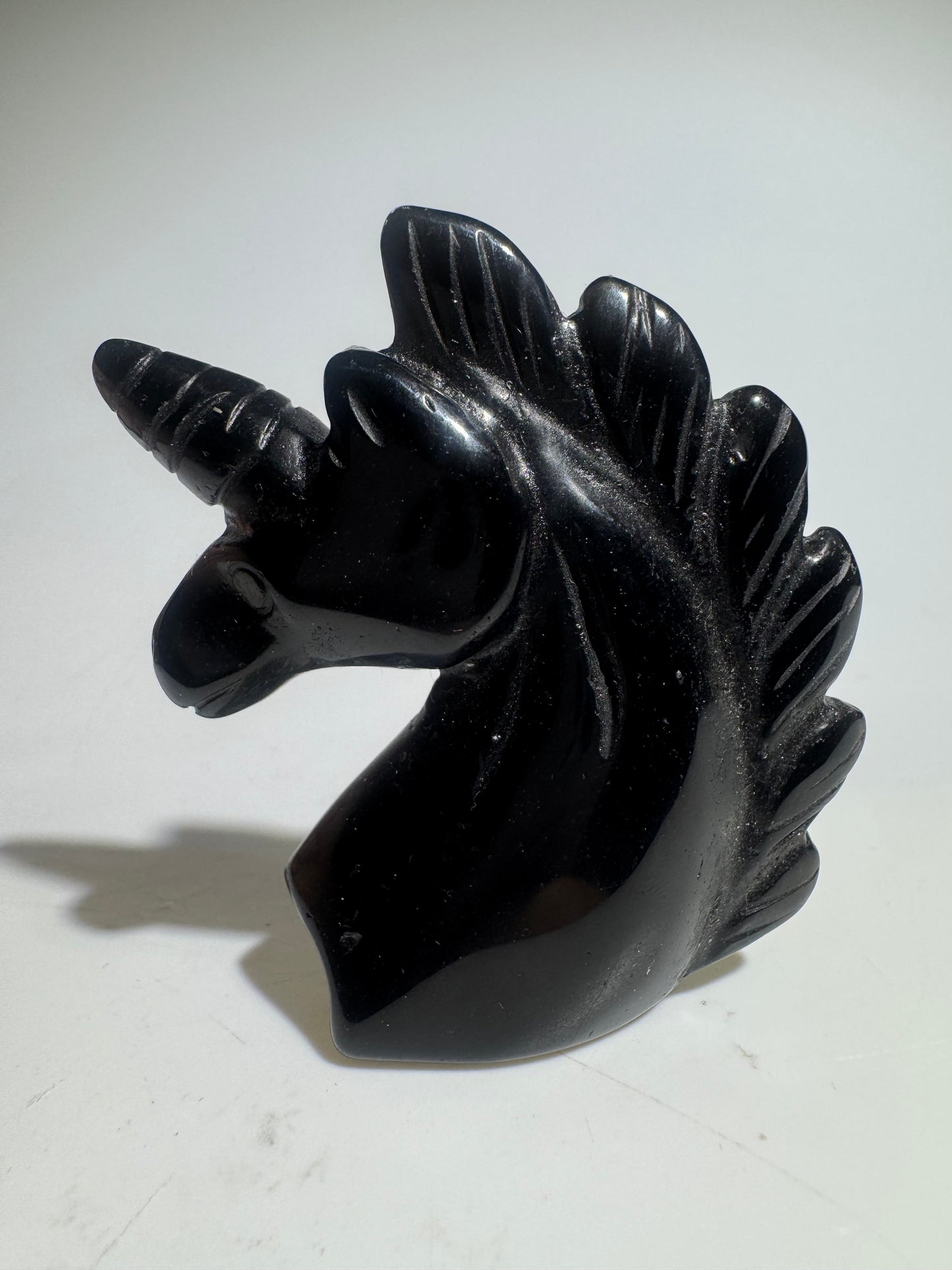 Einhorn aus Edelstein 5,5 cm – Red Zebra Jaspis, Aventurin oder Onyx