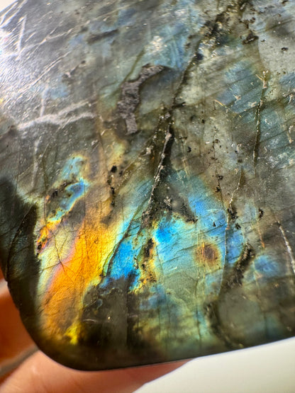 Schöner Labradorit mit seltenen Farben - 7cm, 201g