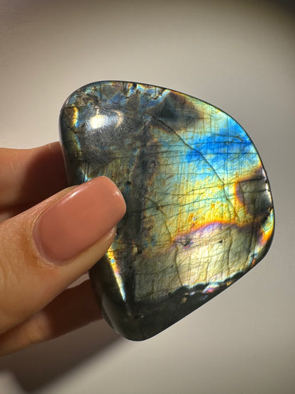 Bezaubernder Labradorit mit Regenbogenfarben - 6cm, 194g