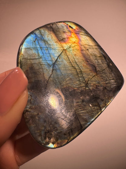 Bezaubernder Labradorit mit Regenbogenfarben - 6cm, 194g