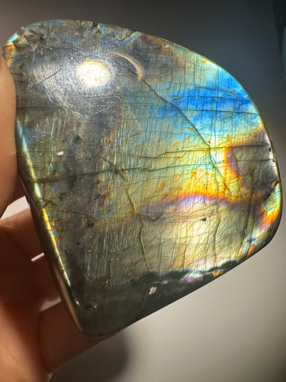 Bezaubernder Labradorit mit Regenbogenfarben - 6cm, 194g