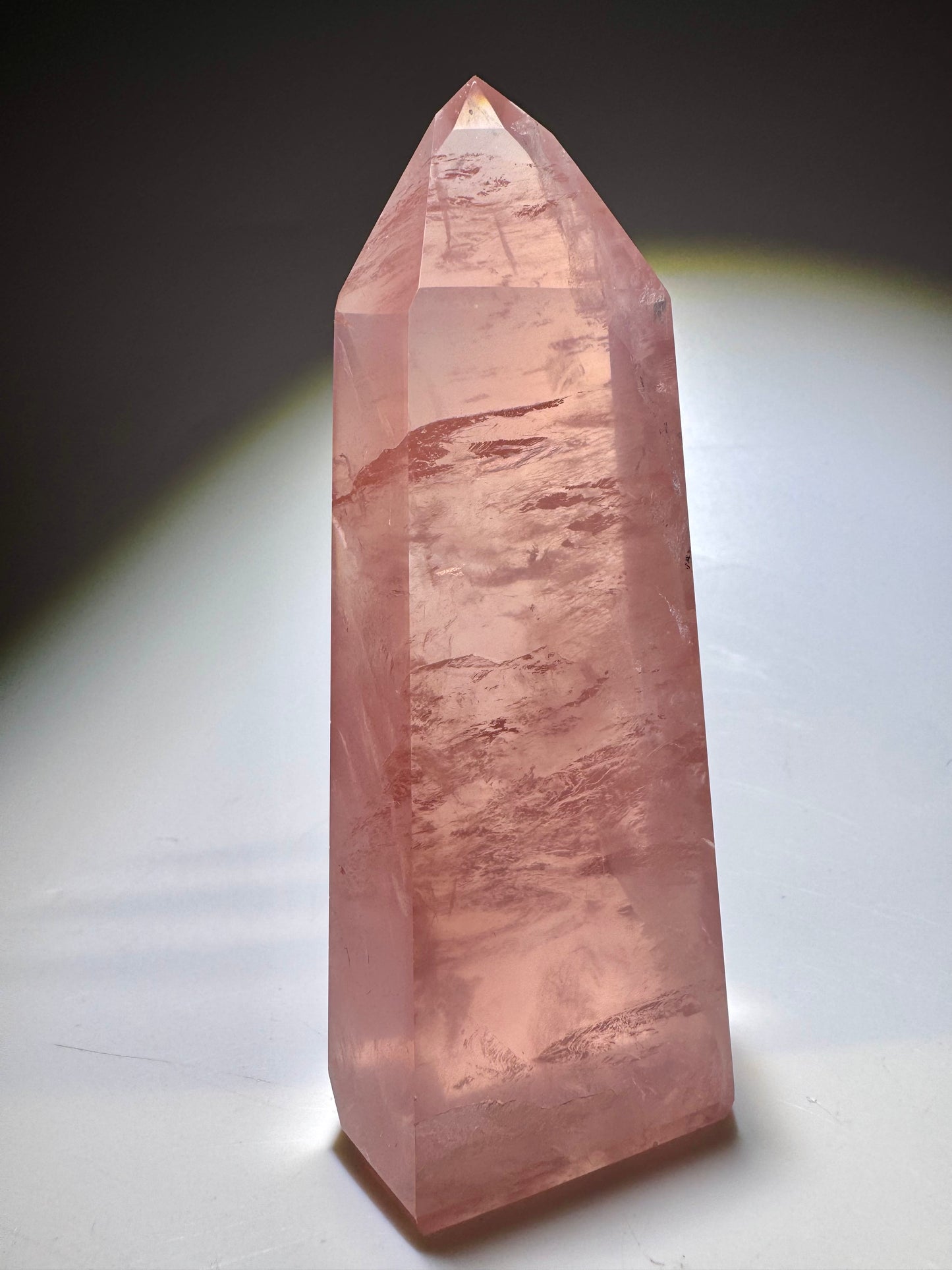 Edle Rosenquarz Spitze – 11cm, 210 g Naturkristall in intensivem Himbeerrosa