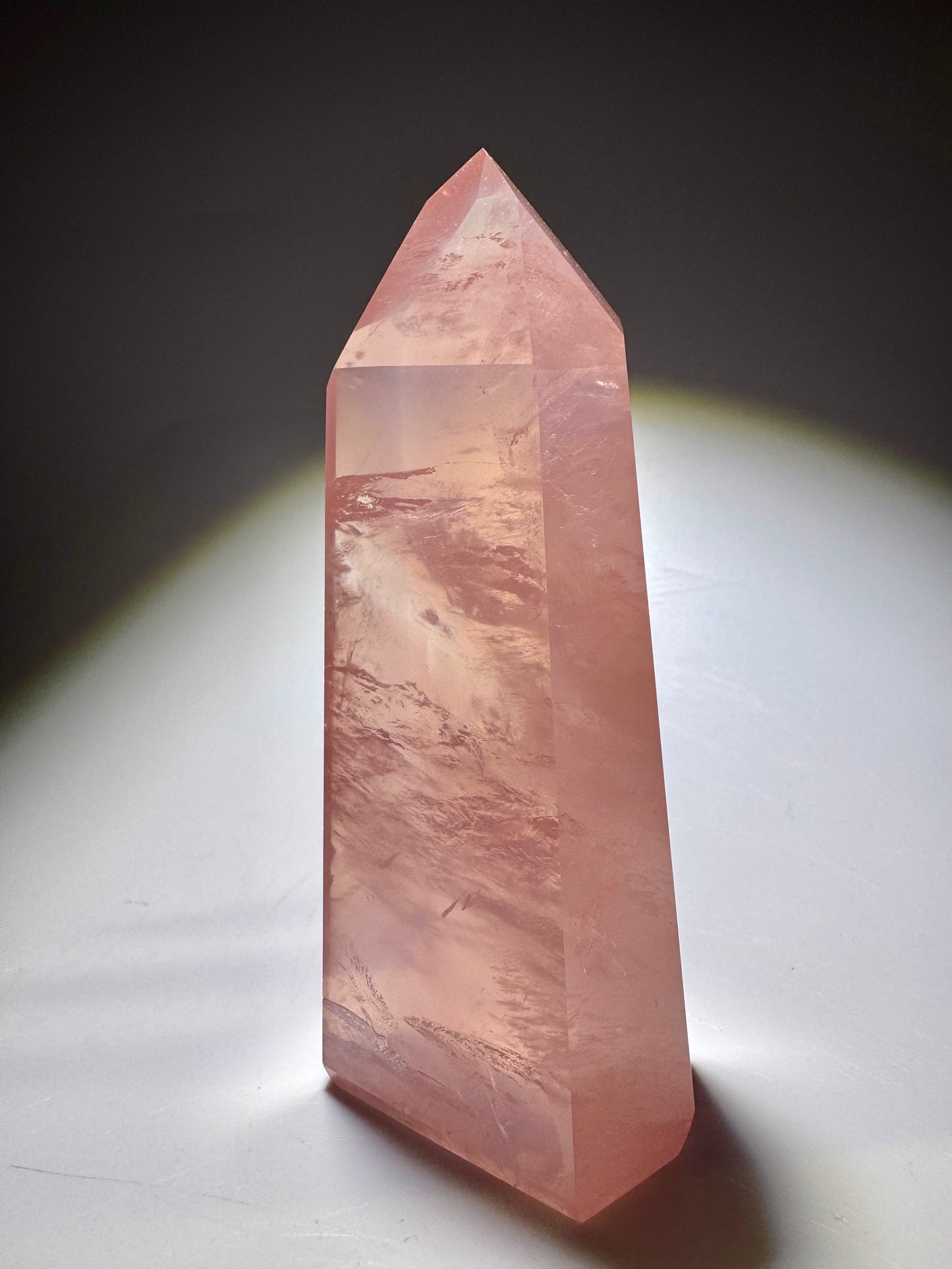 Edle Rosenquarz Spitze – 11cm, 210 g Naturkristall in intensivem Himbeerrosa