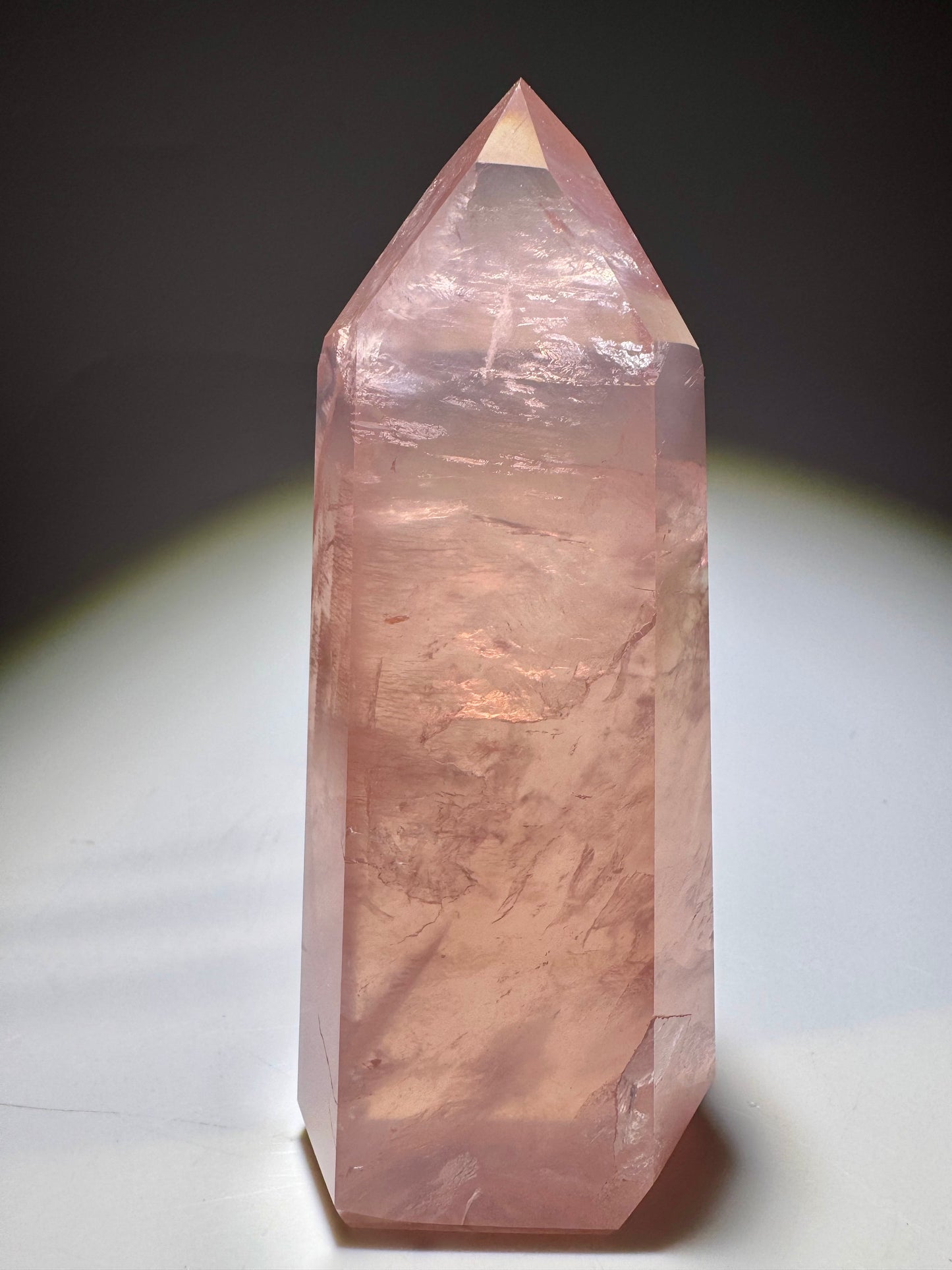 Edle Rosenquarz Spitze – 11cm, 210 g Naturkristall in intensivem Himbeerrosa