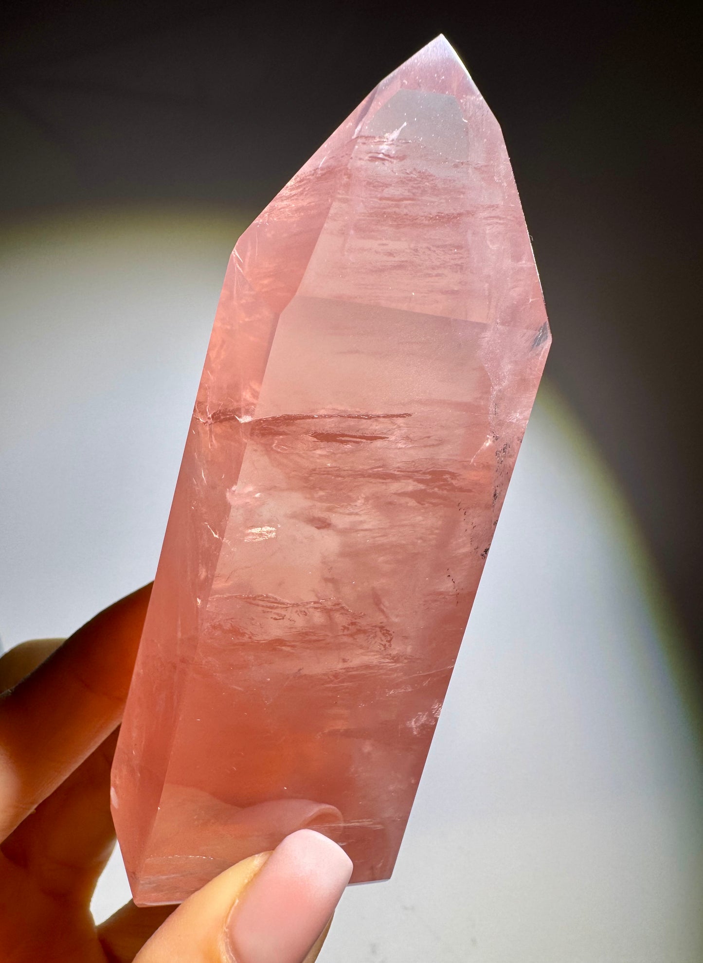 Edle Rosenquarz Spitze – 11cm, 210 g Naturkristall in intensivem Himbeerrosa