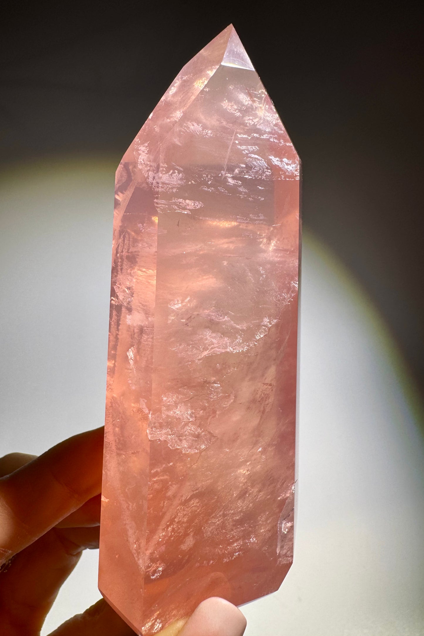 Edle Rosenquarz Spitze – 11cm, 210 g Naturkristall in intensivem Himbeerrosa