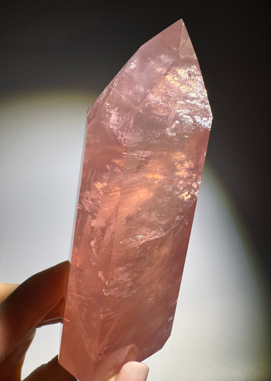 Edle Rosenquarz Spitze – 11cm, 210 g Naturkristall in intensivem Himbeerrosa