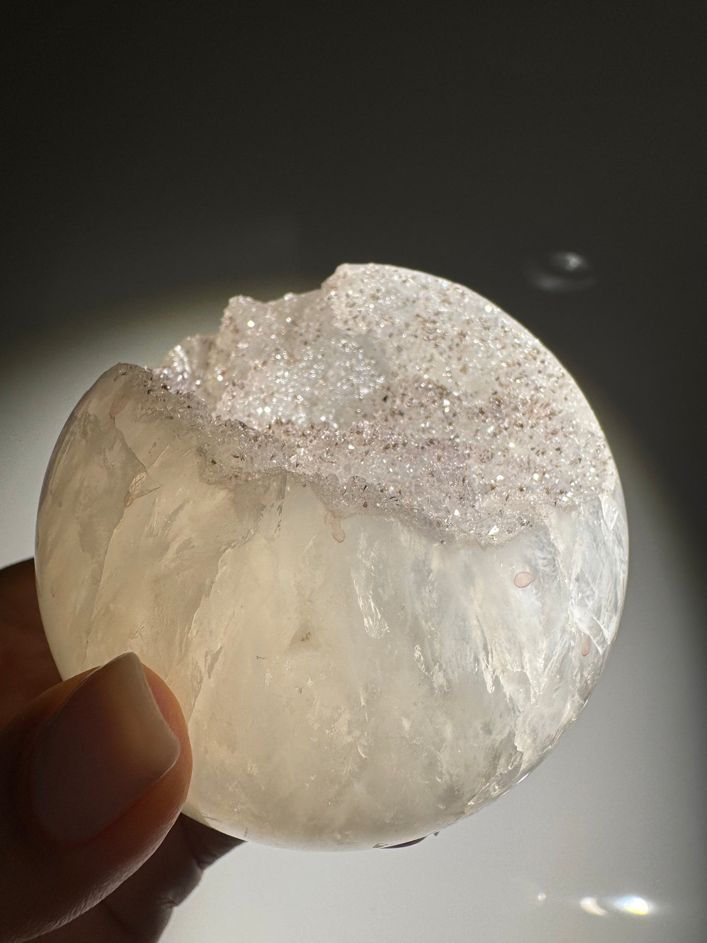 Bezaubernde Quarzkugel 7,6 cm