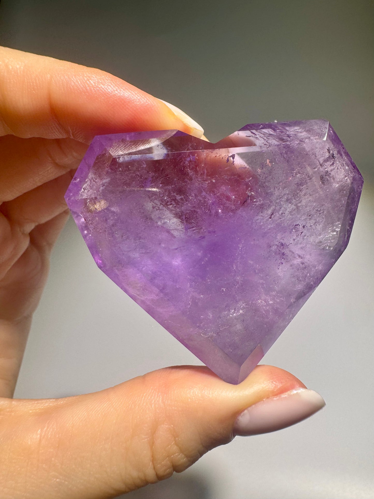Amethyst-Kristallherz facettiert & klar – 5,4 × 5,0 cm aus Brasilien - AAA Qualität