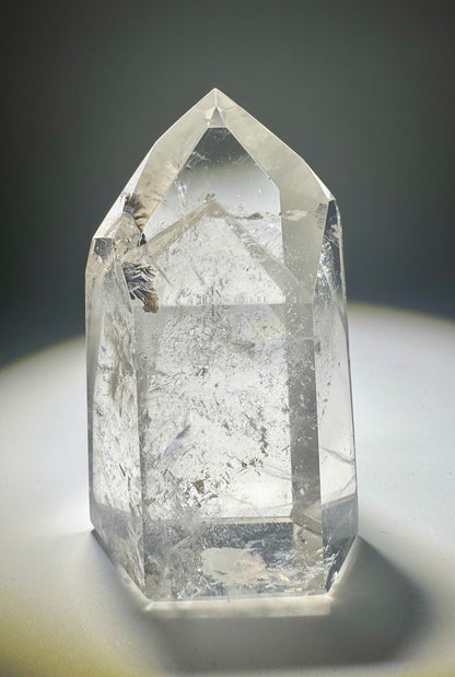 Süsse Phantom-Quarz-Spitze mit Regenbogen 💎 - 6.4cm, 104g