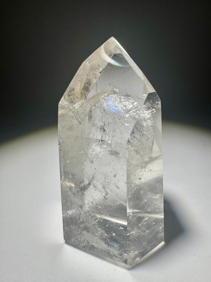 Süsse Phantom-Quarz-Spitze mit Regenbogen 💎 - 6.4cm, 104g