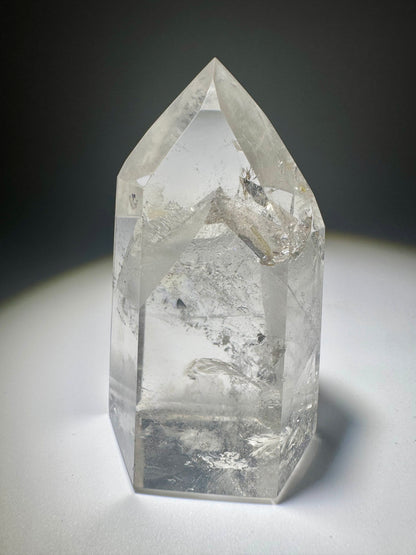 Süsse Phantom-Quarz-Spitze mit Regenbogen 💎 - 6.4cm, 104g