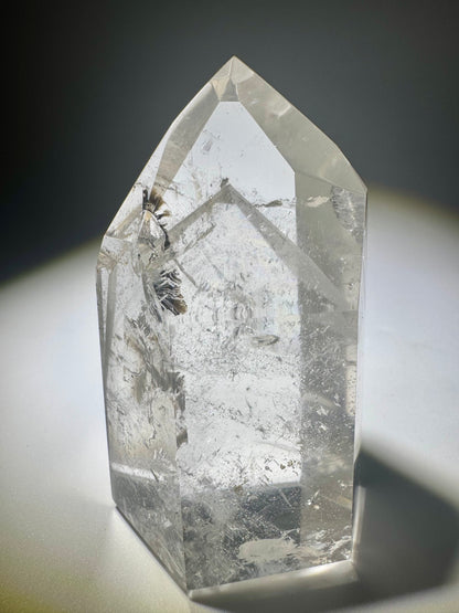 Süsse Phantom-Quarz-Spitze mit Regenbogen 💎 - 6.4cm, 104g