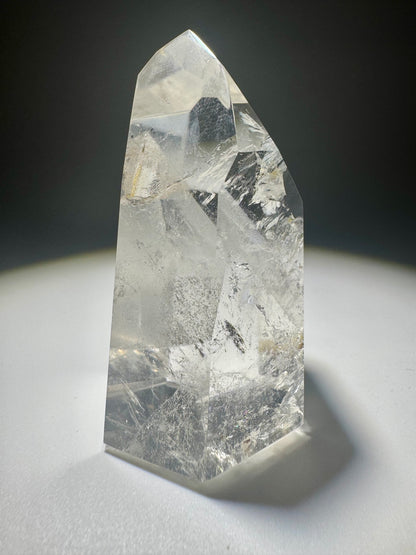 Süsse Phantom-Quarz-Spitze mit Regenbogen 💎 - 6.4cm, 104g