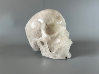 Grosser realistischer Totenkopf aus Quarz mit Rutil Nadeln - 12cm, 1355g