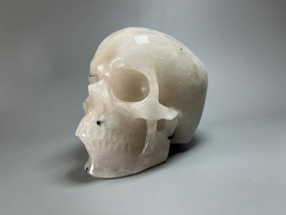 Grosser realistischer Totenkopf aus Quarz mit Rutil Nadeln - 12cm, 1355g