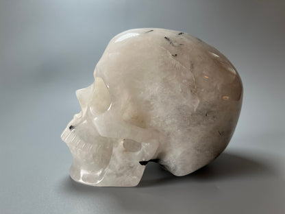 Grosser realistischer Totenkopf aus Quarz mit Rutil Nadeln - 12cm, 1355g