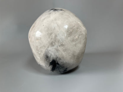 Grosser realistischer Totenkopf aus Quarz mit Rutil Nadeln - 12cm, 1355g