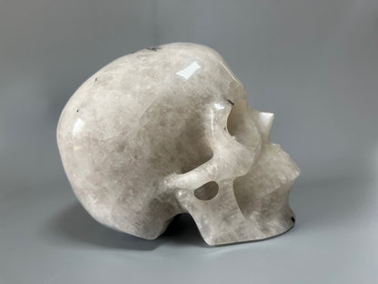 Grosser realistischer Totenkopf aus Quarz mit Rutil Nadeln - 12cm, 1355g