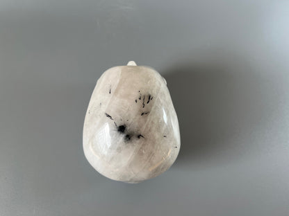 Grosser realistischer Totenkopf aus Quarz mit Rutil Nadeln - 12cm, 1355g