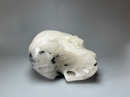 Grosser realistischer Totenkopf aus Quarz mit Rutil Nadeln - 12cm, 1355g