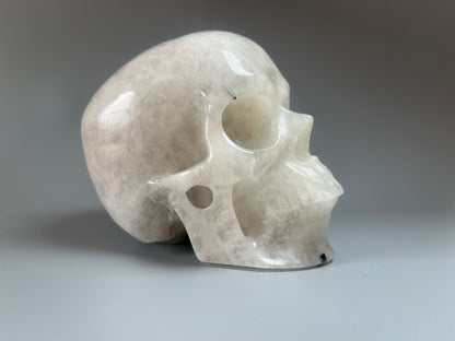 Grosser realistischer Totenkopf aus Quarz mit Rutil Nadeln - 12cm, 1355g