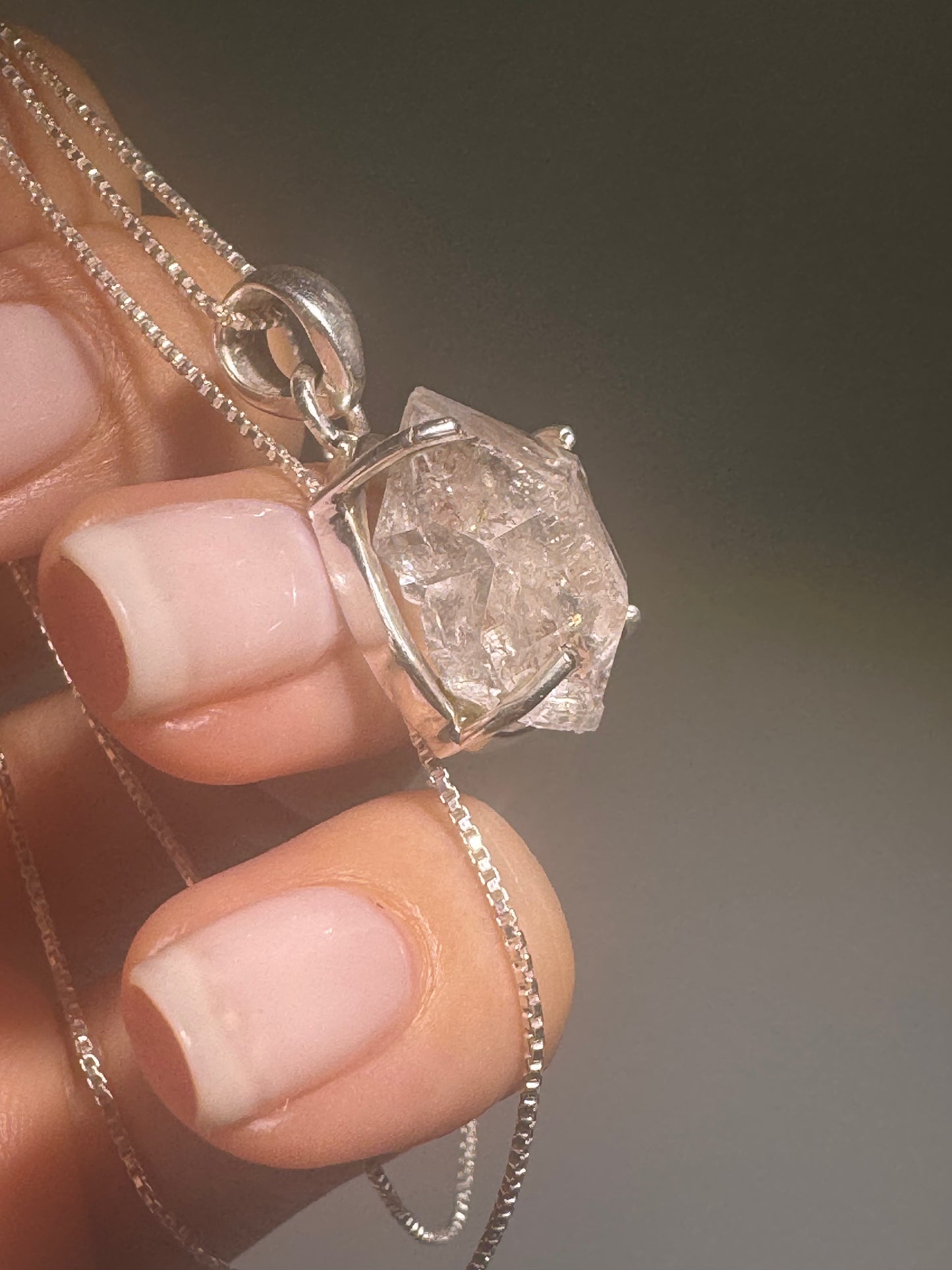 Herkimer Diamond Anhänger mit Regenbogen – Naturkristall in 925 Silber inkl. 46 cm Box-Chain Kette