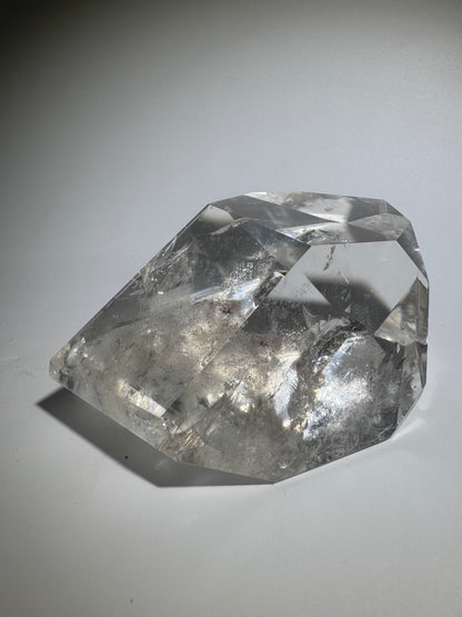 Grosse extra klare Phantom-Quarz-Freiform mit Regenbogen 💎 - 9.5cm, 408g