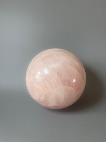 Rosenquarz-Kugel 15 cm – 5.3 kg – Herzstein für Liebe & Harmonie