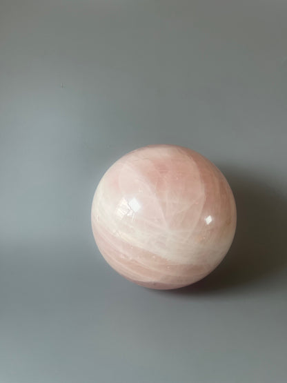 Rosenquarz-Kugel 15 cm – 5.3 kg – Herzstein für Liebe & Harmonie