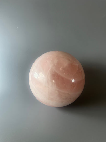 Rosenquarz-Kugel 15 cm – 5.3 kg – Herzstein für Liebe & Harmonie
