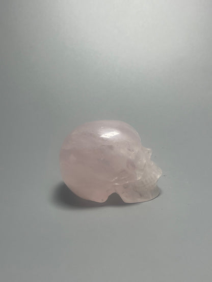 Super realistischer Totenkopf aus Rosenquarz 5cm