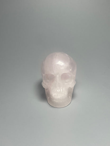 Super realistischer Totenkopf aus Rosenquarz 5cm
