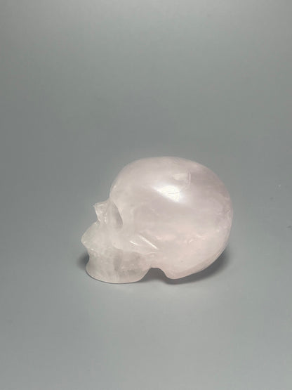 Super realistischer Totenkopf aus Rosenquarz 5cm