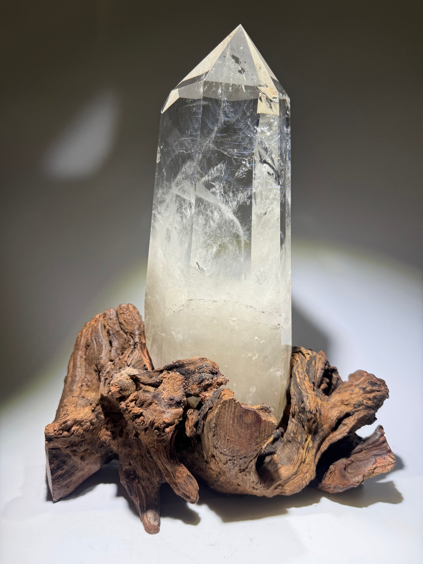 Monumentale Bergkristallspitze extraklar – Naturkristall mit Wurzel 27 cm