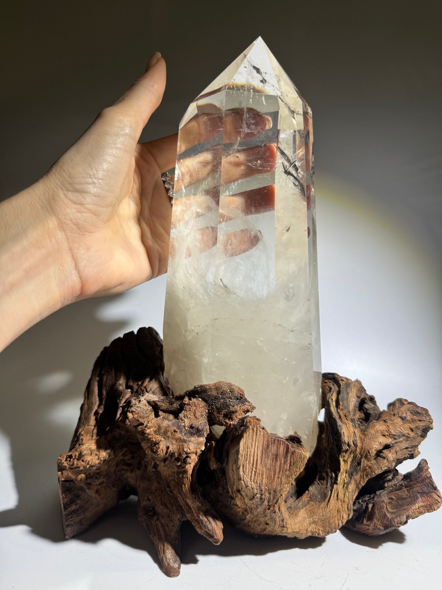 Monumentale Bergkristallspitze extraklar – Naturkristall mit Wurzel 27 cm