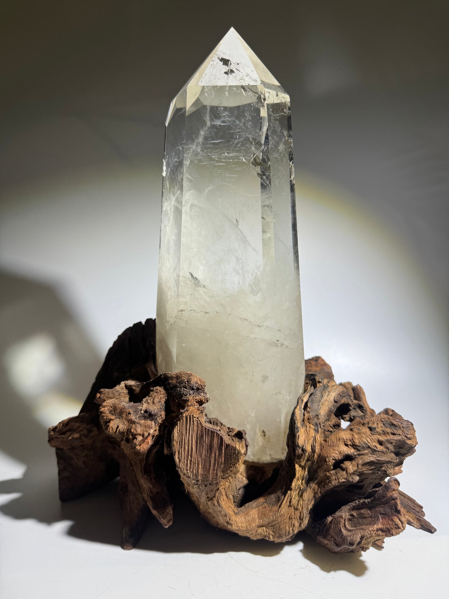 Monumentale Bergkristallspitze extraklar – Naturkristall mit Wurzel 27 cm