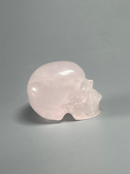 Super realistischer Totenkopf aus Rosenquarz 5cm