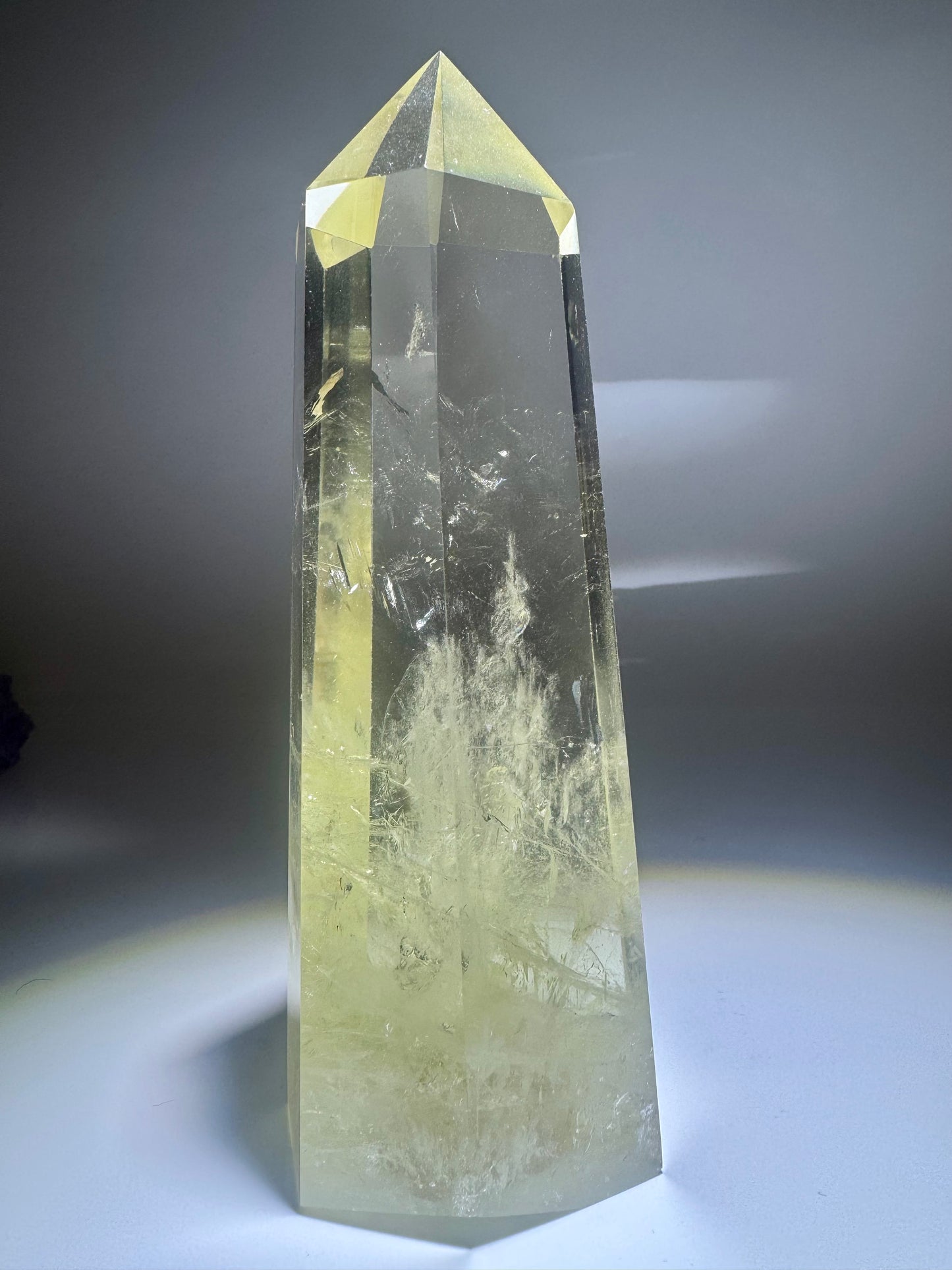 Citrinspitze 16 cm – Klarer Heilstein aus Brasilien · 556 g · Edelstein kaufen