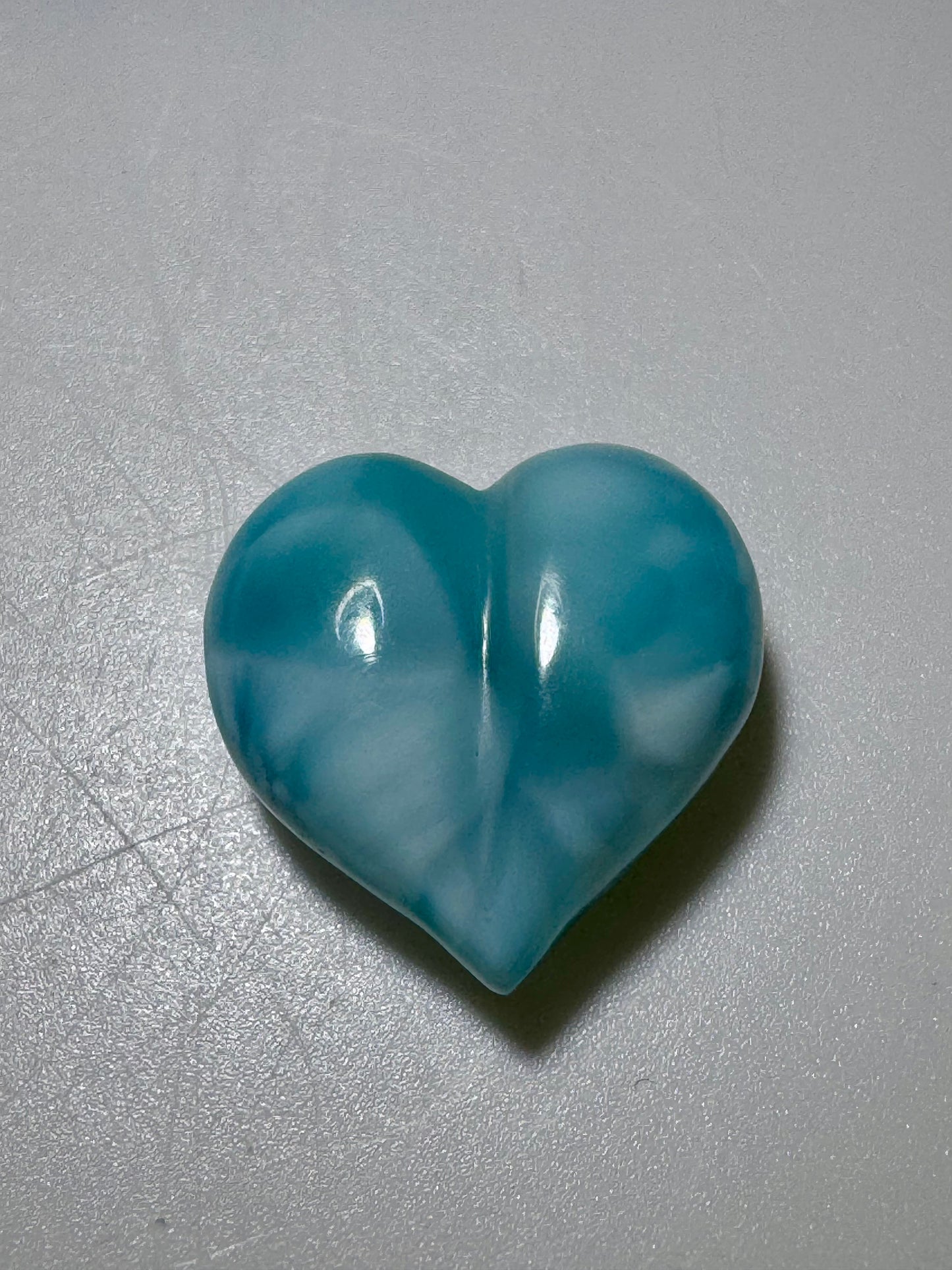 Handgefertigtes Larimar Herz 1,8 cm – sanfte Meeresenergie in Edelsteinform