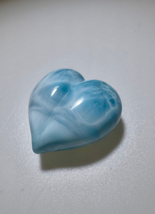 Larimar Herz 2,1 cm – handgeschliffener Edelstein in zartem Ozeanblau
