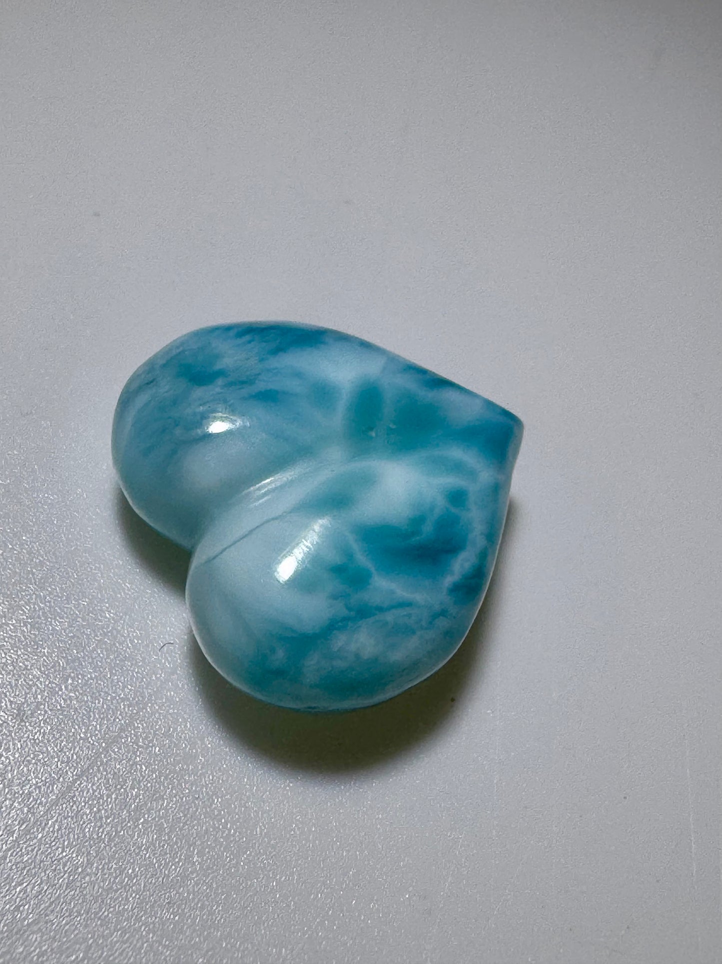 Handgefertigtes Larimar Herz 1,8 cm – sanfte Meeresenergie in Edelsteinform