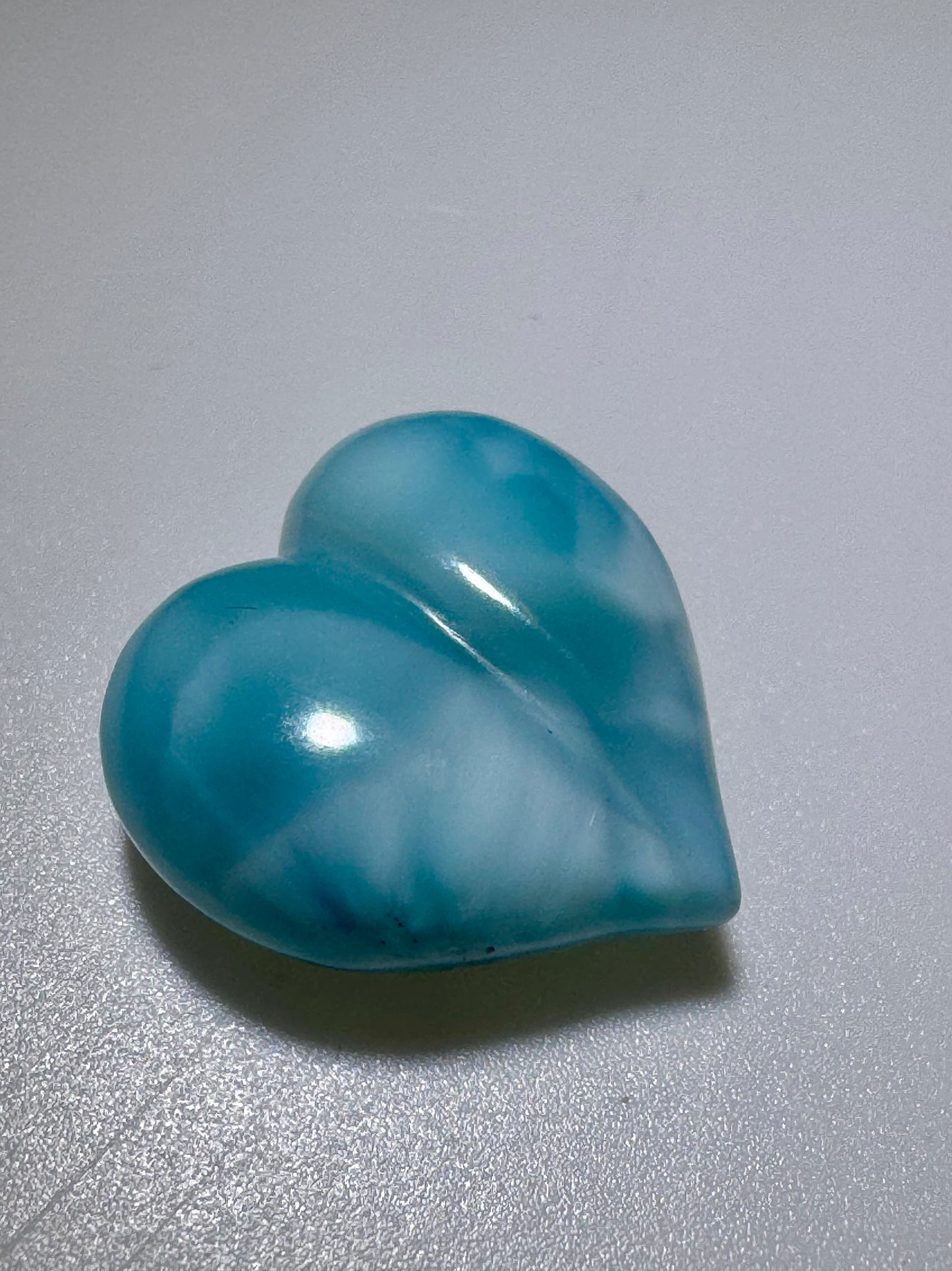 Handgefertigtes Larimar Herz 1,8 cm – sanfte Meeresenergie in Edelsteinform