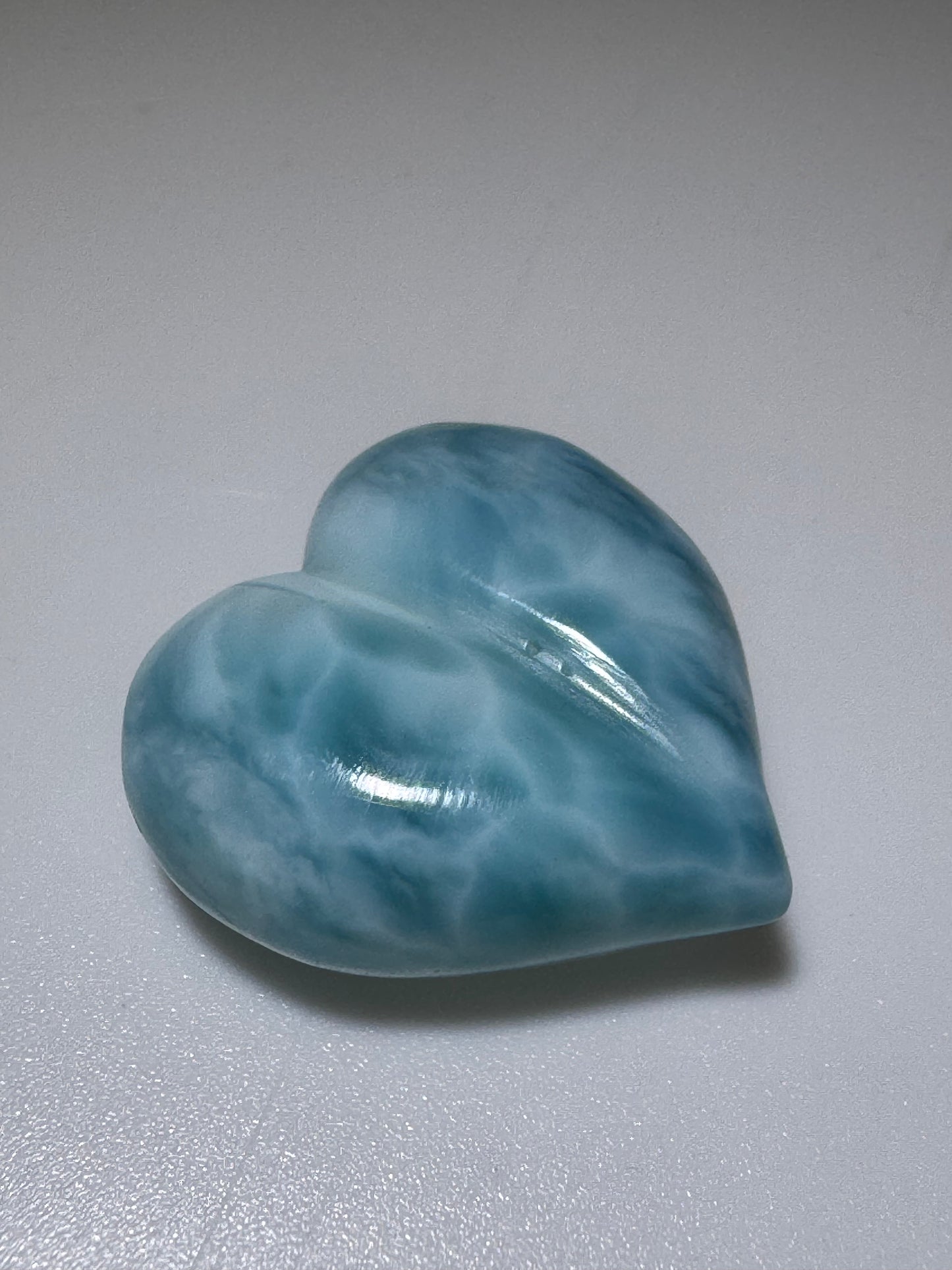 Handgefertigtes Larimar Herz 1,8 cm – sanfte Meeresenergie in Edelsteinform