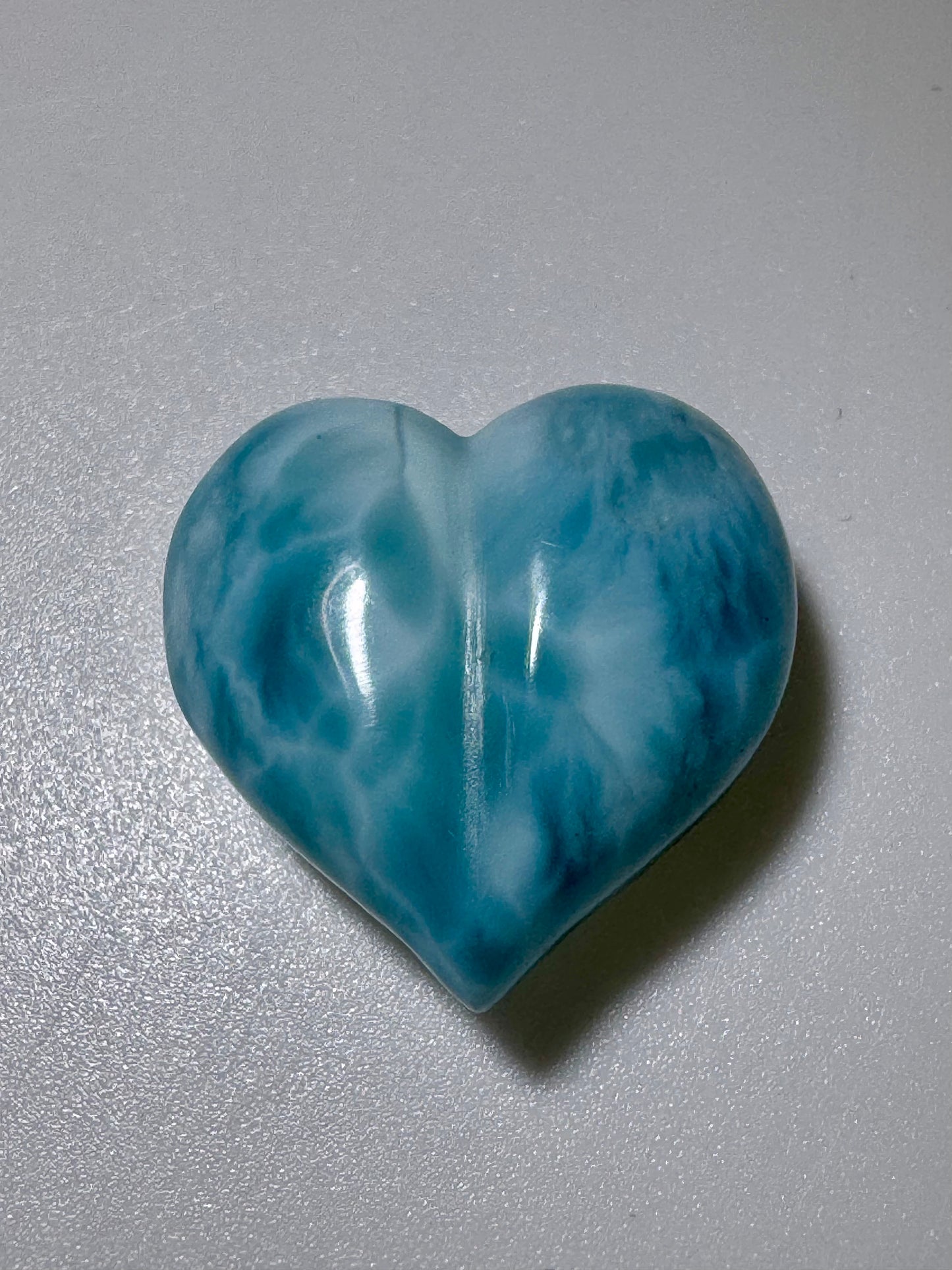 Handgefertigtes Larimar Herz 1,8 cm – sanfte Meeresenergie in Edelsteinform