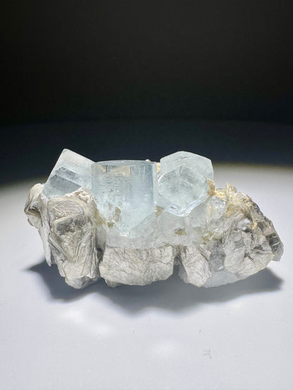 Seltener Aquamarin mit Mica auf Matrix – 1A Sammlerqualität